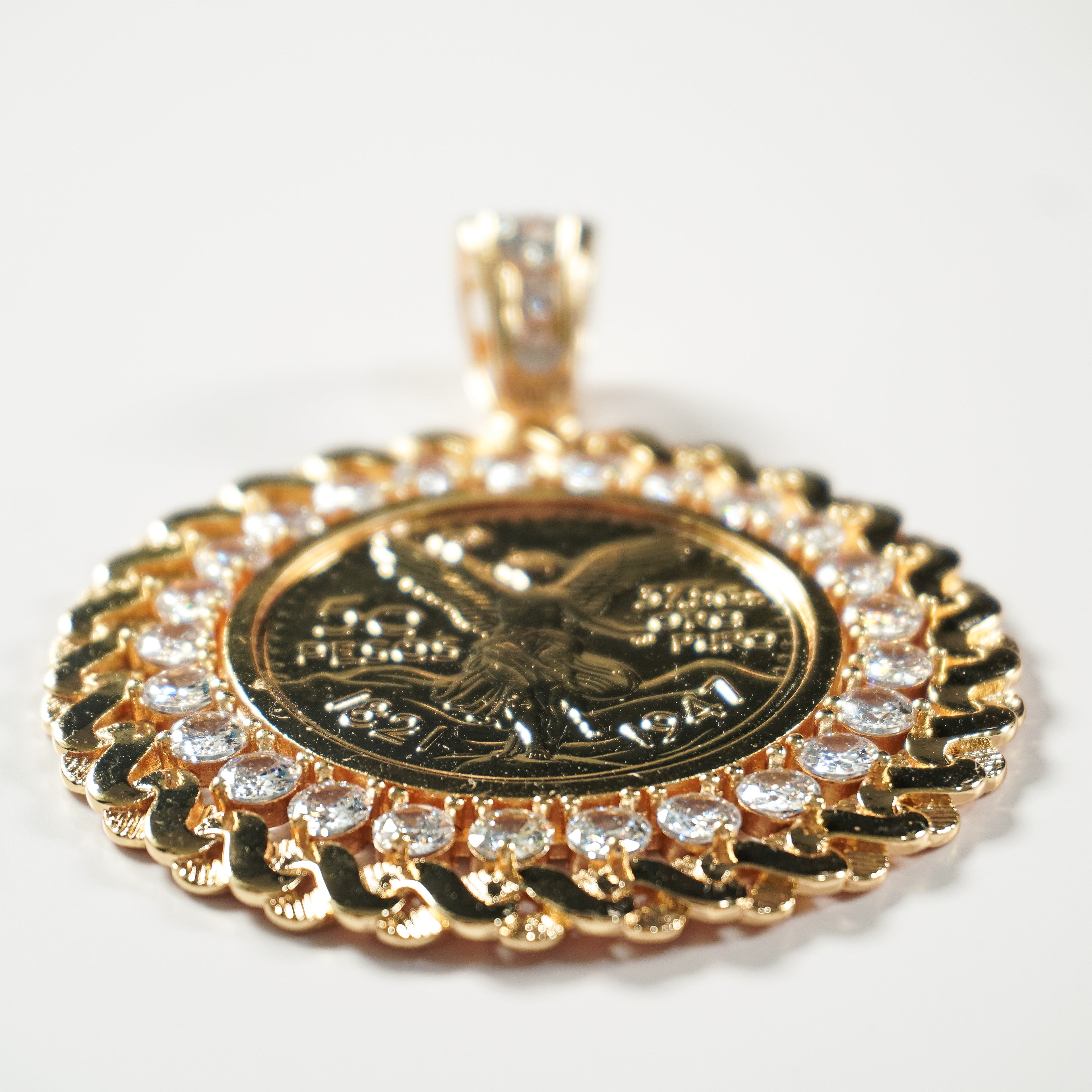 Centenario Halo Medallion Pendant | Oro Laminado CZ
